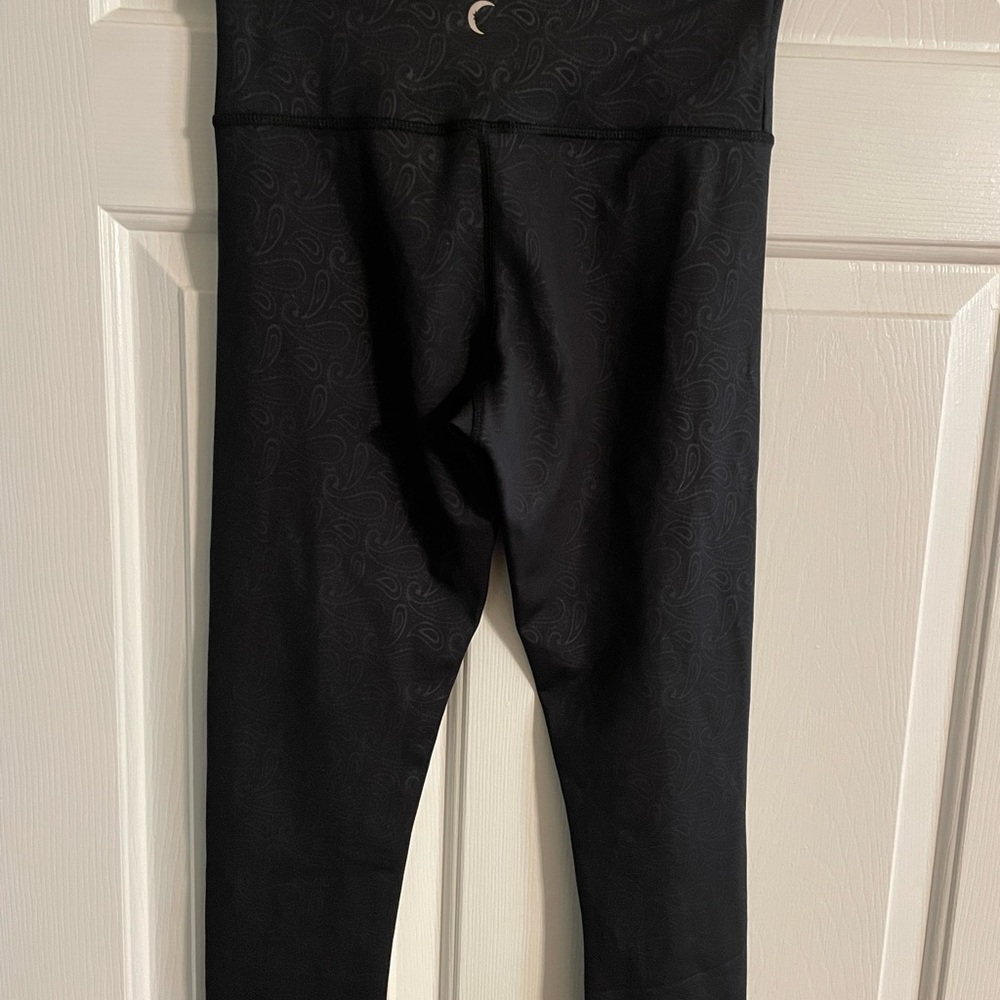 Zyia Leggings
Black Paisley Light and Tight
Hi Rise Capri 20”
Size 2